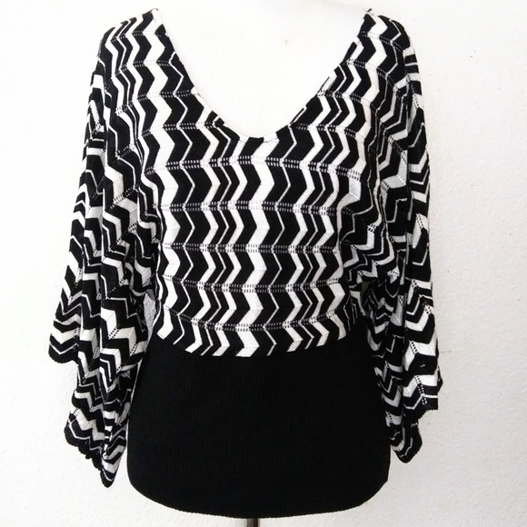 Rampage crochet semi sheer zigzag batwing sleeve top Size Medium - Picture 13 of 13